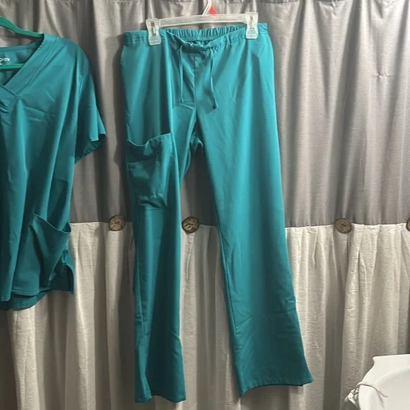 Teal Scrub Set with Pockets - Picture 3 of 4